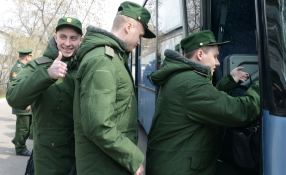 Призывников не сразу будут забирать — год на отправку в армию: как изменились правила призыва в РФ