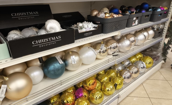 Как угодить Огненной Лошади: три главных оттенка декора для елки, которые принесут энергию и удачу