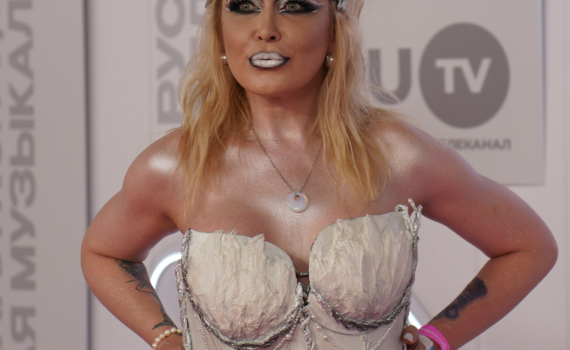 Блистать и покорять: создайте идеальный новогодний образ для корпоратива