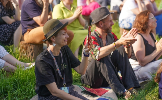 Забудьте про панаму летом 2026: в тренде — безумная треуголка, проводные наушники и не только Забудьте про панаму летом 2026: в тренде — безумная треуголка, проводные наушники и не только